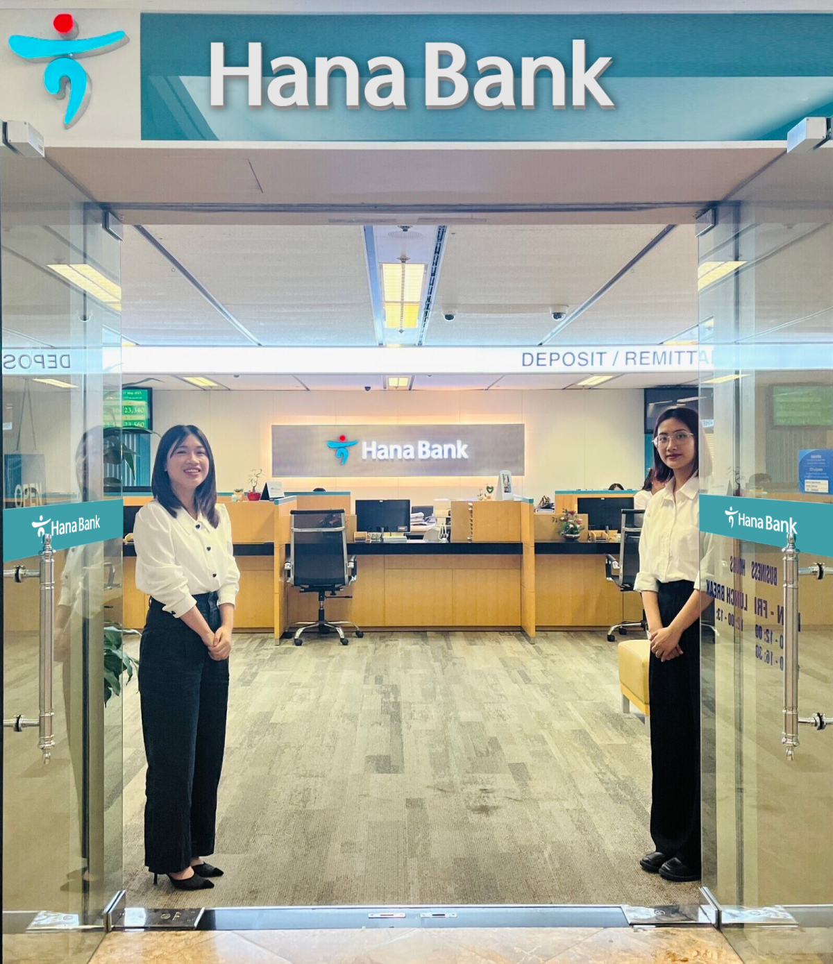 ▲하나은행 하노이지점의 현지 직원들이 '글로벌 CS 데이'를 진행하며 손님이 행복한 금융회사를 만들겠다는 마음가짐으로 반갑게 손님들을 맞이하고 있다. (사진제공=하나금융)