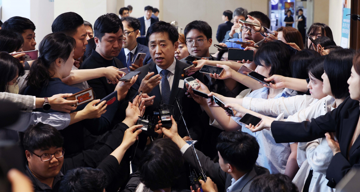 ▲김주현 금융위원회 위원장이 23일 서울 여의도 한국거래소에서 열린 ‘불공정거래 근절을 위한 유관기관 합동토론회’에서 취재진의 질문에 답하고 있다. 신태현 기자 holjjak@