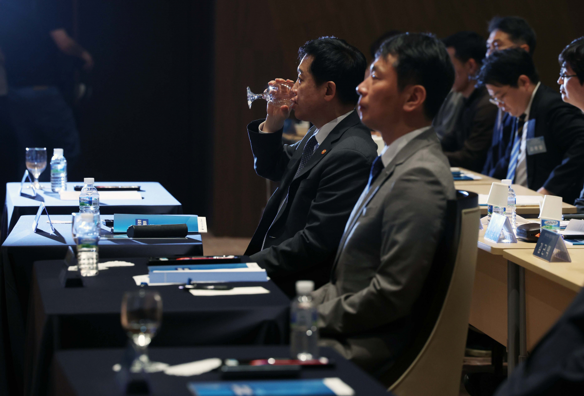 ▲김주현 금융위원회 위원장이 23일 서울 여의도 한국거래소에서 열린 ‘불공정거래 근절을 위한 유관기관 합동토론회’에서 물을 마시고 있다. 신태현 기자 holjjak@