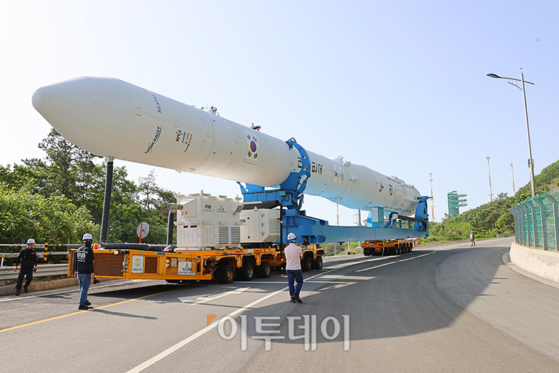 ▲한국형 발사체 누리호(KSLV-Ⅱ)가 3차 발사를 하루 앞둔 23일 오전 전남 고흥군 나로우주센터 발사체조립동에서 발사대로 이송되고 있다. (사진제공=한국항공우주연구원)
