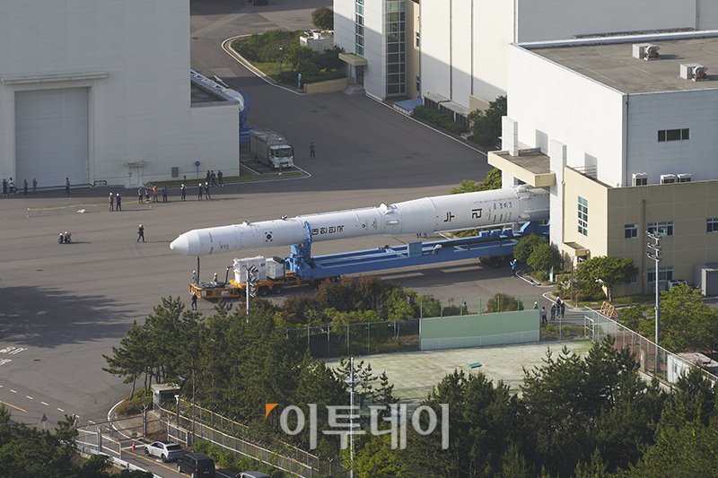 ▲한국형 발사체 누리호(KSLV-Ⅱ)가 3차 발사를 하루 앞둔 23일 오전 전남 고흥군 나로우주센터 발사체조립동에서 발사대로 이송되고 있다. (사진제공=한국항공우주연구원)