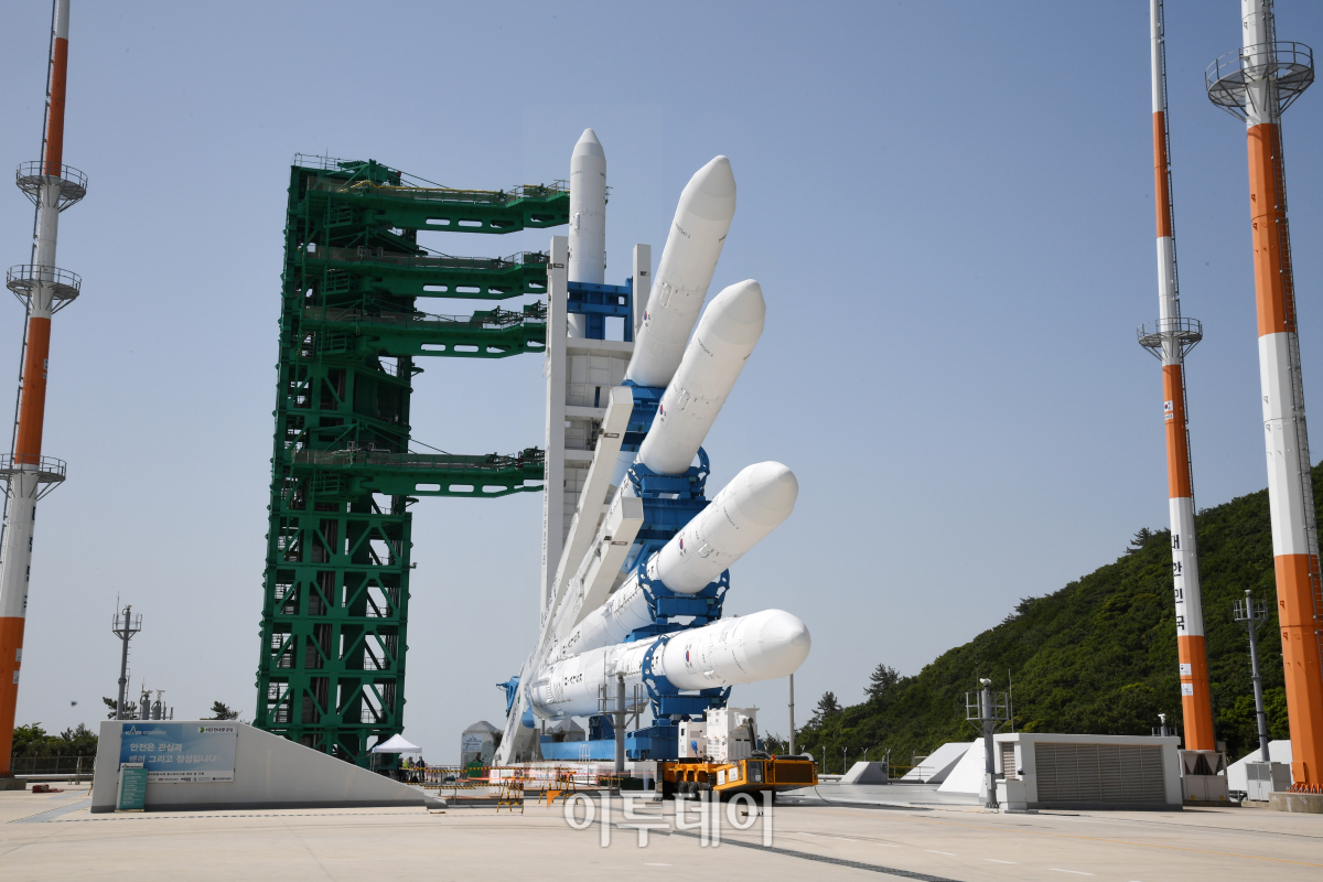 ▲한국형 발사체 누리호(KSLV-Ⅱ) 3차 발사를 하루 앞둔 23일 전남 고흥군 나로우주센터에 누리호 발사대 기립 및 고정작업이 진행되고 있다. (사진제공=한국항공우주연구원)