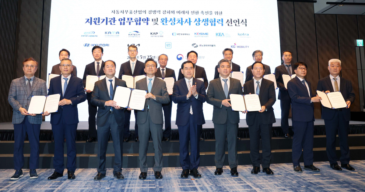 ▲23일 서울 종로구 포시즌스호텔서울에서 열린 ‘자동차부품 산업전략 원탁회의’에 앞서 이창양 산업통상자원부 장관과 업계 관계자들이 완성차사 상생협력 선언식을 갖고 있다. 신태현 기자 holjjak@