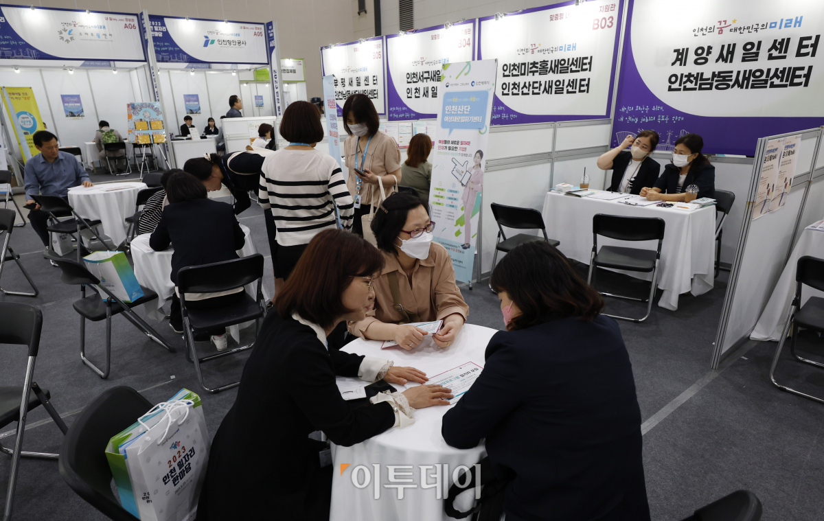 ▲23일 오후 인천 연수구 송도컨벤시아에서 열린 '2023 인천 일자리 한마당'에서 구직자들이 취업상담을 받고 있다. 이번 행사는 채용관, 맞춤형 내 일(My job) 지원관 등 총 5개의 관으로 운영하고 여성·장애인·노인·다문화 등 관련 기관과 협업해 중소기업의 구인 활동과 고용 취약계층의 구인·구직을 지원한다. 조현호 기자 hyunho@