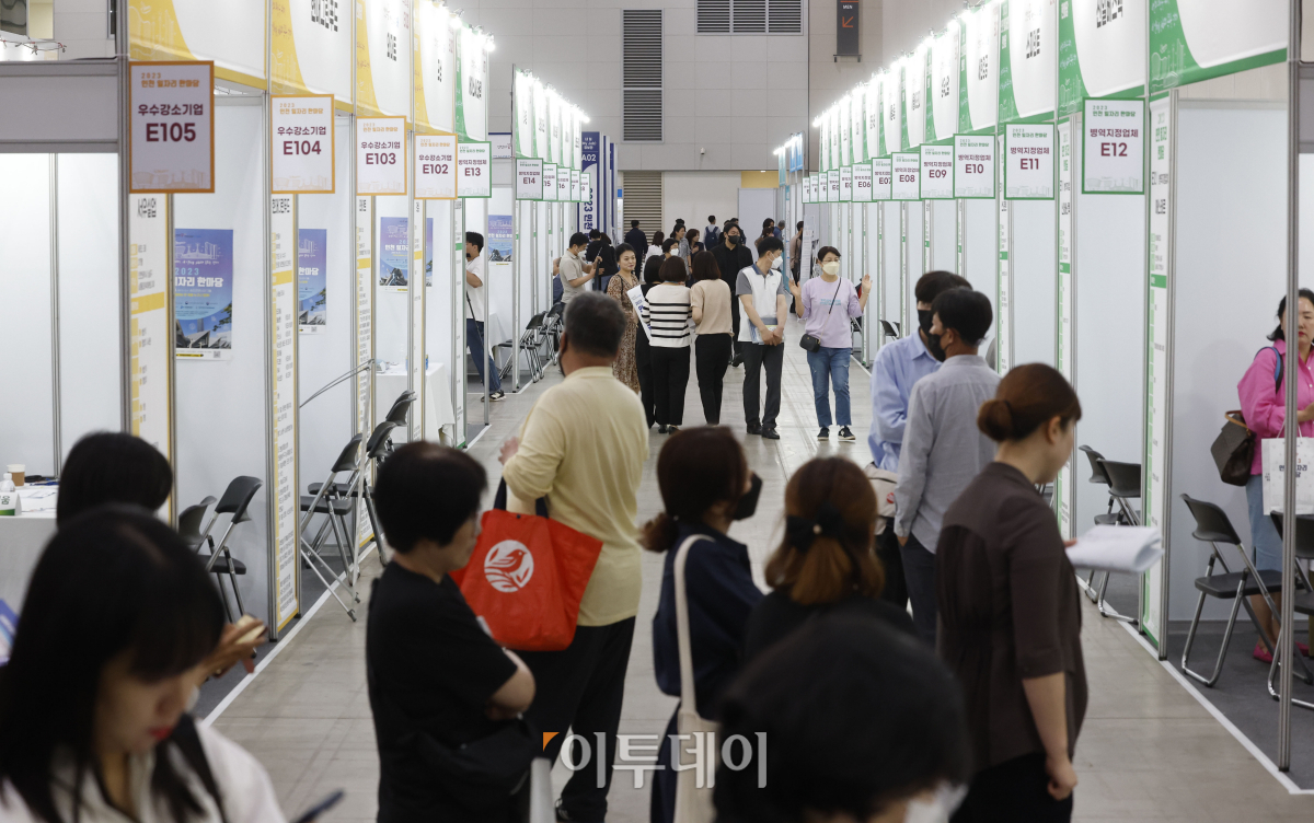 ▲23일 오후 인천 연수구 송도컨벤시아에서 열린 '2023 인천 일자리 한마당'에서 구직자들이 기업부스를 살펴보고 있다. 이번 행사는 채용관, 맞춤형 내 일(My job) 지원관 등 총 5개의 관으로 운영하고 여성·장애인·노인·다문화 등 관련 기관과 협업해 중소기업의 구인 활동과 고용 취약계층의 구인·구직을 지원한다. 조현호 기자 hyunho@