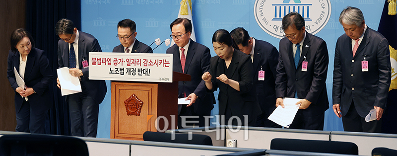 ▲인사하는 이동근 한국경영자총협회 상근부회장을 비롯한 참석자들. (고이란 기자 photoeran@)