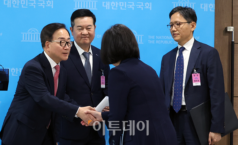 ▲악수하는 이동근 한국경영자총협회 상근부회장과 한무경 국민의힘 의원. (고이란 기자 photoeran@)