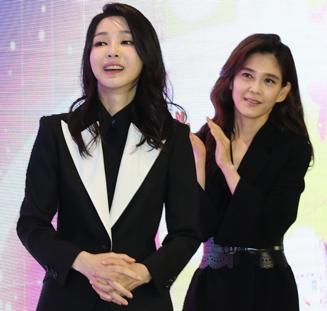 ▲김건희 여사가 23일 서울 중구 한국관광공사 홍보관 '하이커 그라운드'에서 열린 K-관광 협력단 출범식에서 이부진 한국방문의 해 위원장(오른쪽)과 초청장 발송 세리머니를 하고 있다. 연합뉴스