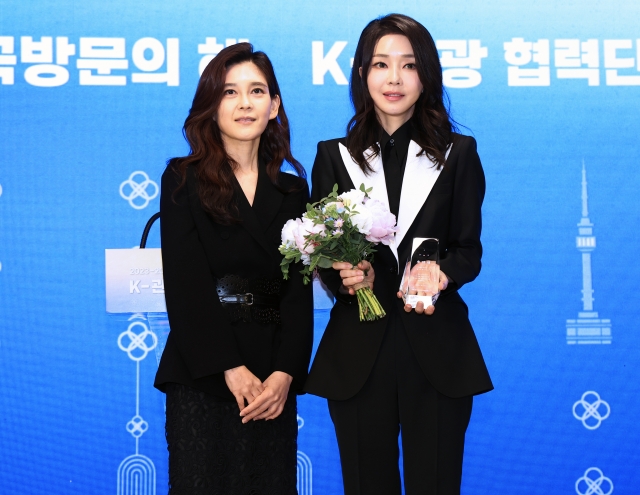 ▲김건희 여사가 23일 서울 중구 한국관광공사 홍보관 '하이커 그라운드'에서 열린 K-관광 협력단 출범식에서 한국방문의해위원회 명예위원장으로 추대된 뒤 이부진 위원장(왼쪽)과 기념촬영을 하고 있다. 연합뉴스