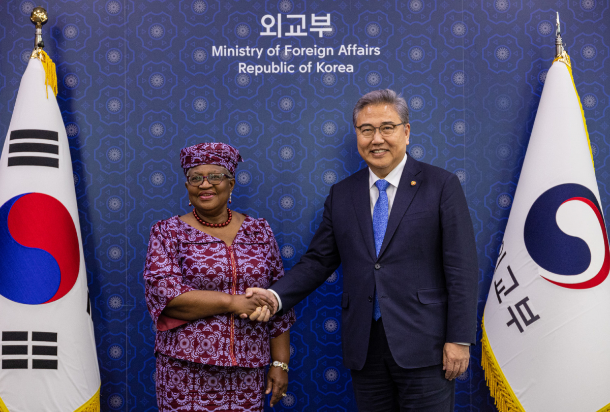 ▲박진 외교부 장관이 한국을 방문 중인 응고지 오콘조-이웰라 세계무역기구(WTO) 사무총장과 23일 오후 서울 종로구 외교부에서 만나 환담 전 악수하고 있다. (연합뉴스)