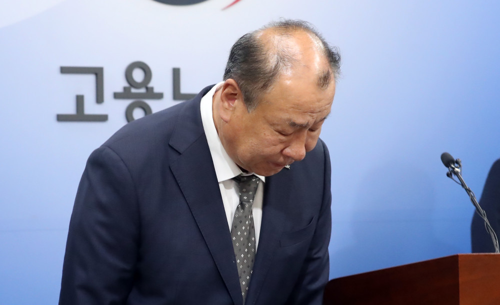 ▲어수봉 한국산업인력공단 이사장이 23일 세종시 정부세종청사에서 2023년 정기 기사·산업기사 제1회 실기시험 필답형 답안지가 채점 전 파쇄됐다고 밝히며 허리 숙여 사과하고 있다. (뉴시스)