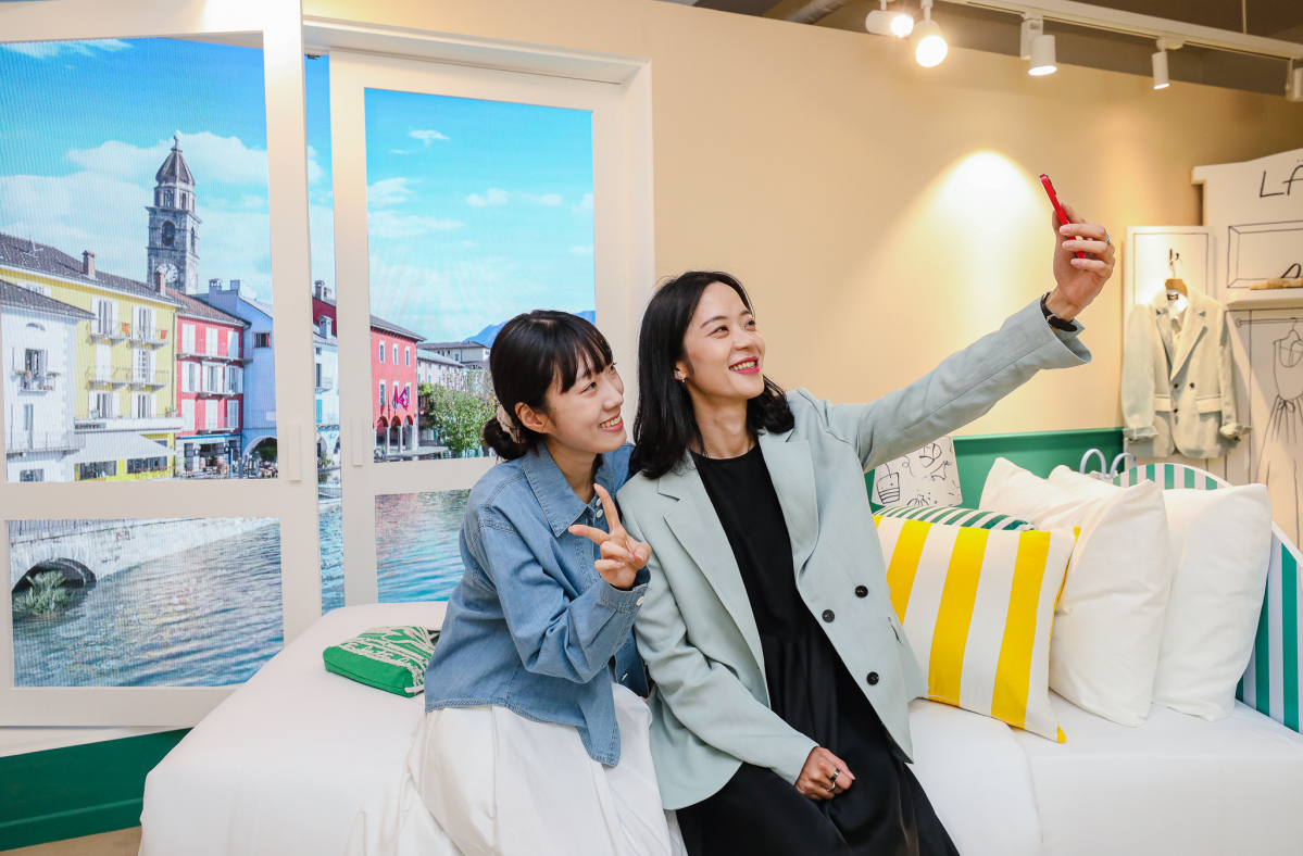 ▲24일 서울시 성동구 성수동에 마련된 한섬 래트 팝업 스토어에서 고객들이 사진을 찍고 있다. (사진제공=현대백화점그룹)