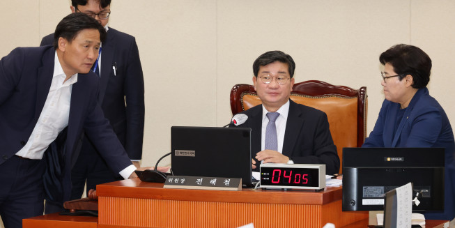 ▲전해철 환경노동위원장(가운데)과 임이자 환노위 국민의힘 간사(오른쪽), 김영진 환노위 더불어민주당 간사(왼쪽)가 25일 오전 서울 여의도 국회에서 환경노동위원회 전체회의에서 야당이 국회 본회의에 직회부할 방침인 노란봉투법(노조법 개정안)의 상임위 처리에 대해 의견을 나누고 있다. (연합뉴스)