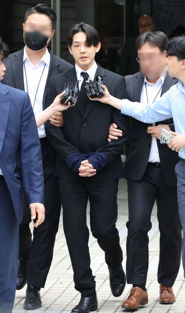 ▲마약 투약 혐의를 받고 있는 배우 유아인이 24일 오후 서울중앙지방법원에서 영장실질심사를 마치고 유치장으로 이동하며 취재진의 질문을 받고 있다. (연합뉴스)