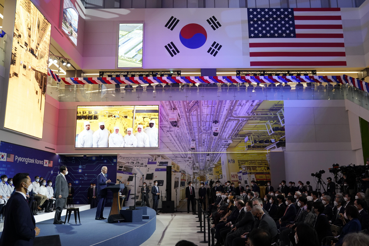 ▲윤석열 대통령과 조 바이든 미국 대통령이 지난해 5월 20일 삼성전자 평택 캠퍼스에서 공동 기자회견을 하고 있다. 평택/AP뉴시스

