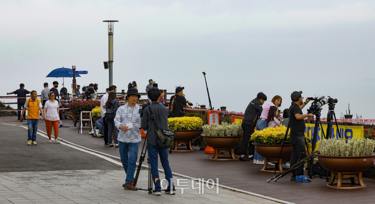 ▲한국형 발사체 누리호(KSLV-Ⅱ)의 3차 발사일인 24일 전남 고흥군 고흥우주발사전망대에서 관람객들이 발사 시간을 기다리고 있다. 과학기술정보통신부는 이날 누리호 발사관리위원회를 열고 당초 목표대로 누리호를 오후6시 24분에 발사하기로 확정했다. 조현호 기자 hyunho@