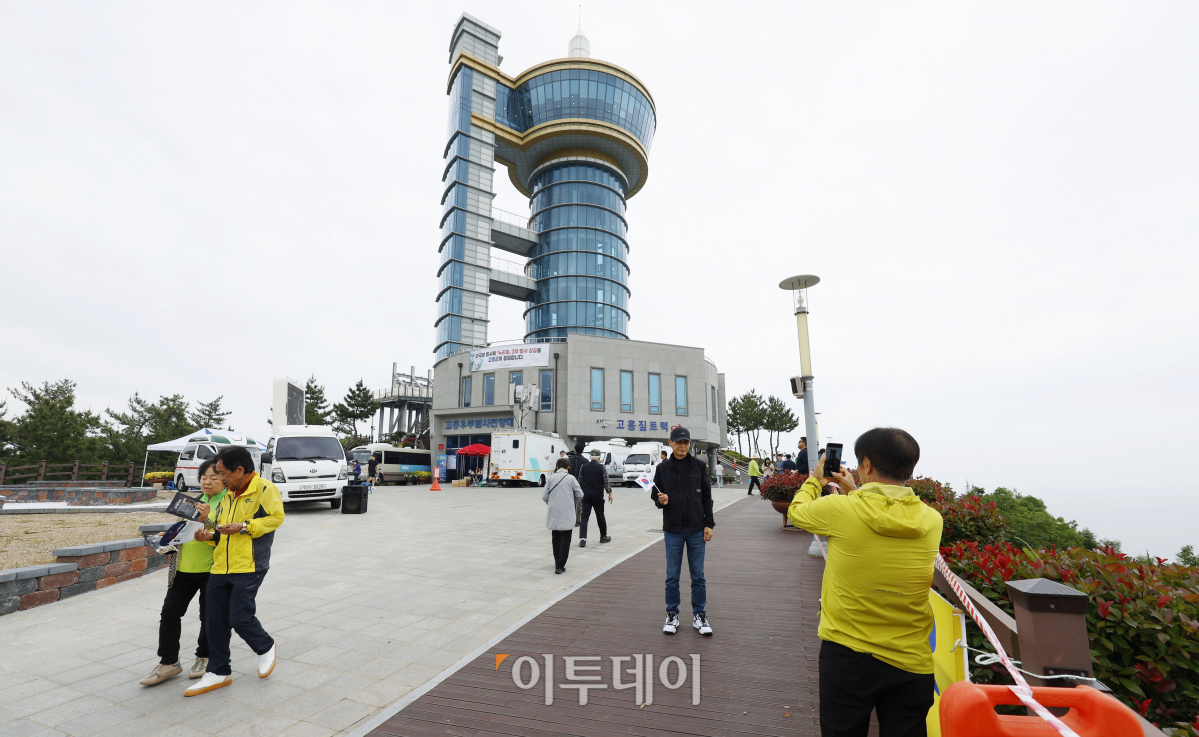 ▲한국형 발사체 누리호(KSLV-Ⅱ)의 3차 발사일인 24일 전남 고흥군 고흥우주발사전망대에서 관람객들이 발사 시간을 기다리고 있다. 과학기술정보통신부는 이날 누리호 발사관리위원회를 열고 당초 목표대로 누리호를 오후6시 24분에 발사하기로 확정했다. 조현호 기자 hyunho@