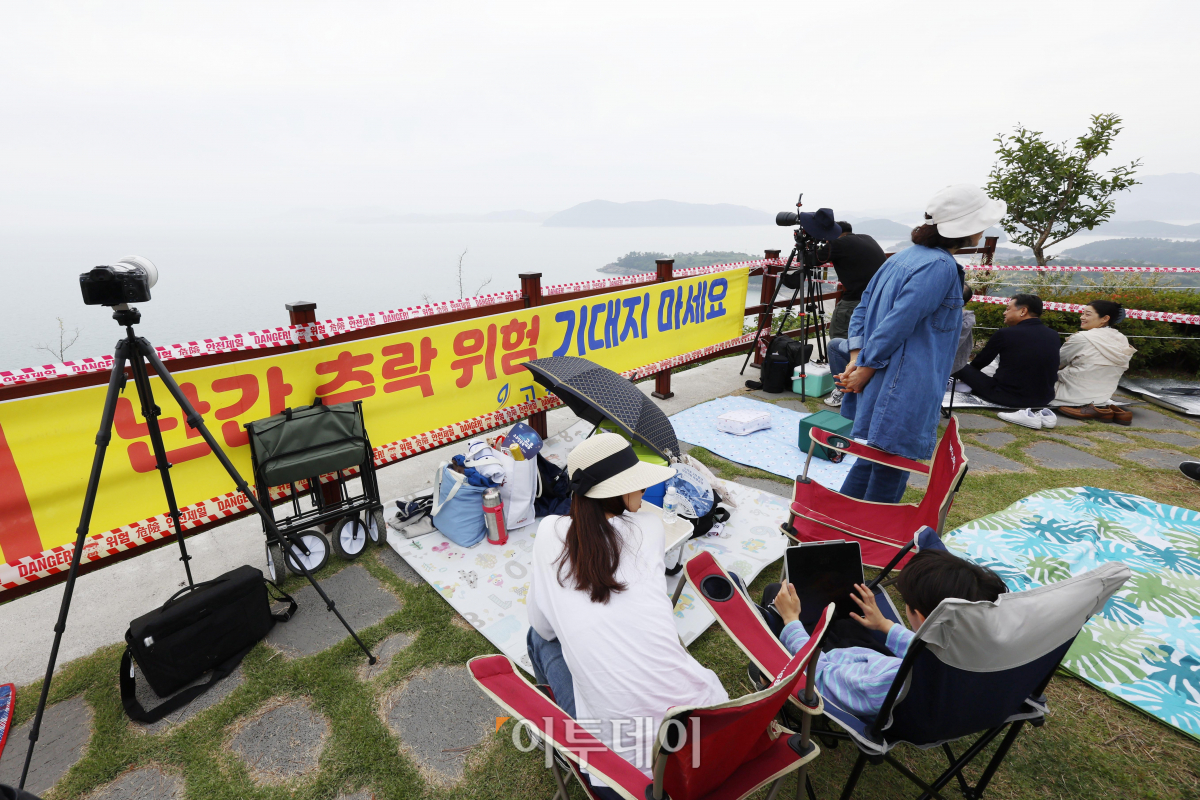 ▲한국형 발사체 누리호(KSLV-Ⅱ)의 3차 발사일인 24일 전남 고흥군 고흥우주발사전망대에서 관람객들이 발사 시간을 기다리고 있다. 과학기술정보통신부는 이날 누리호 발사관리위원회를 열고 당초 목표대로 누리호를 오후6시 24분에 발사하기로 확정했다. 조현호 기자 hyunho@