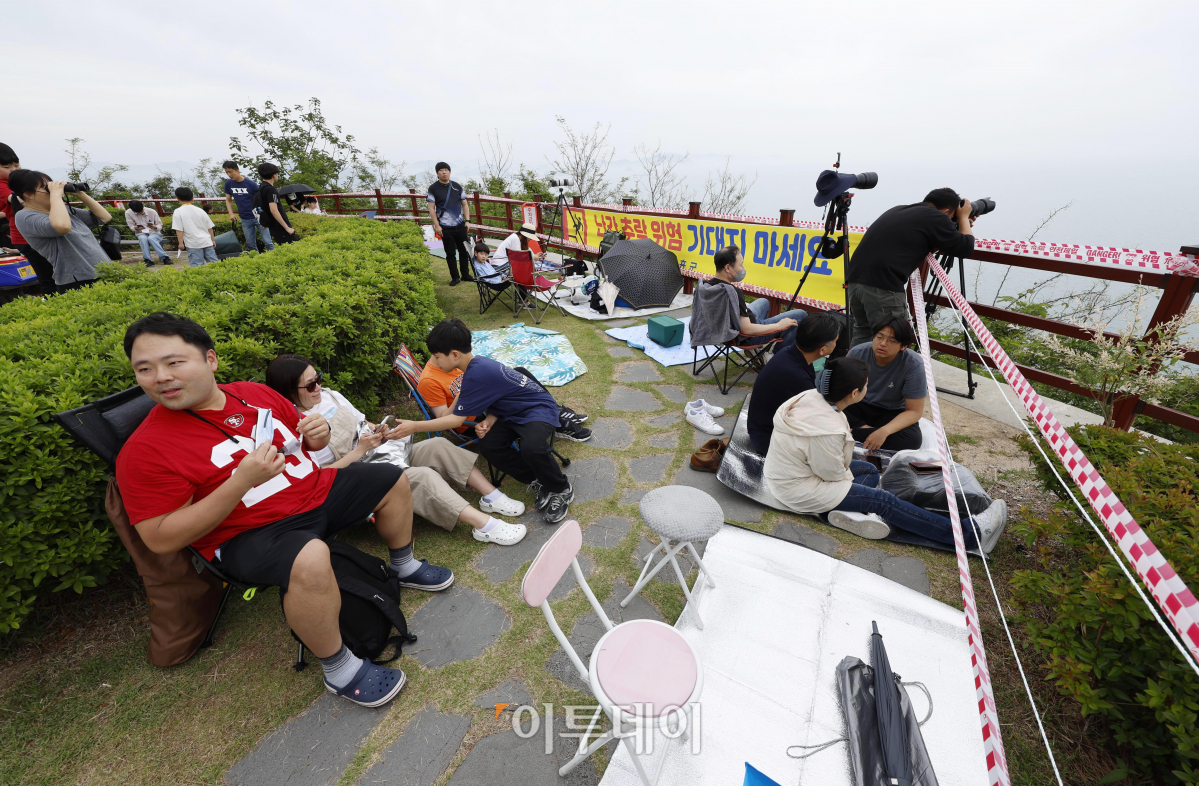 ▲한국형 발사체 누리호(KSLV-Ⅱ)의 3차 발사일인 24일 전남 고흥군 고흥우주발사전망대에서 관람객들이 발사 시간을 기다리고 있다. 과학기술정보통신부는 이날 누리호 발사관리위원회를 열고 당초 목표대로 누리호를 오후6시 24분에 발사하기로 확정했다. 조현호 기자 hyunho@