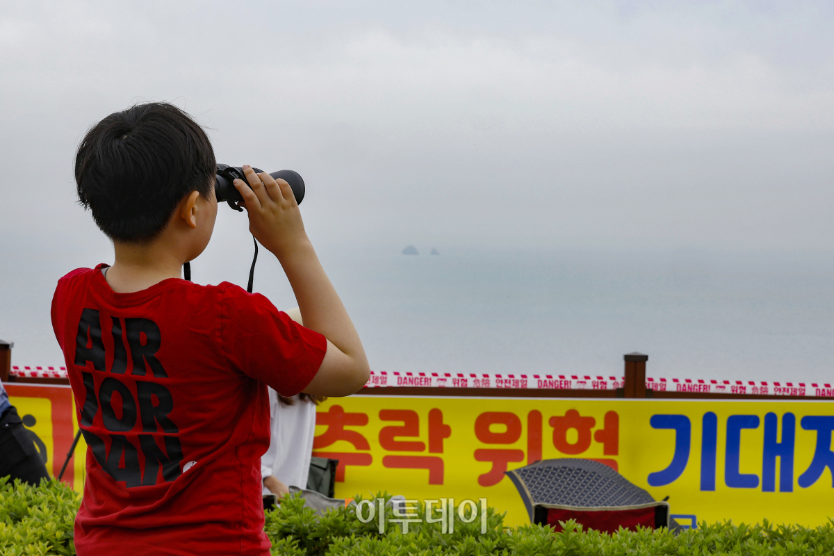 ▲한국형 발사체 누리호(KSLV-Ⅱ)의 3차 발사일인 24일 전남 고흥군 고흥우주발사전망대에서 관람객들이 발사 시간을 기다리고 있다. 과학기술정보통신부는 이날 누리호 발사관리위원회를 열고 당초 목표대로 누리호를 오후6시 24분에 발사하기로 확정했다. 조현호 기자 hyunho@