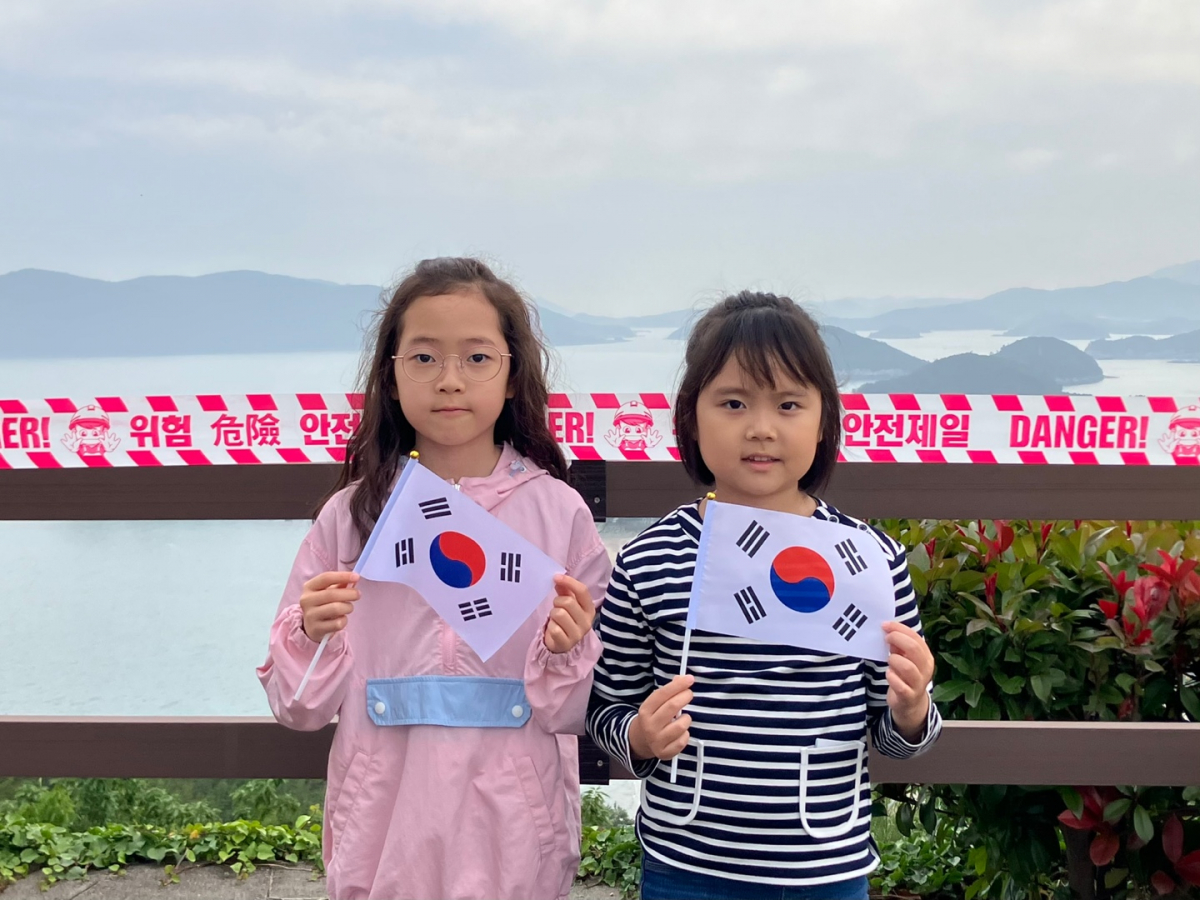 ▲24일 고흥 우주발사전망대를 찾은 이윤슬, 이고운 어린이가 태극기를 들고 있다. (임유진 기자 newjean@)