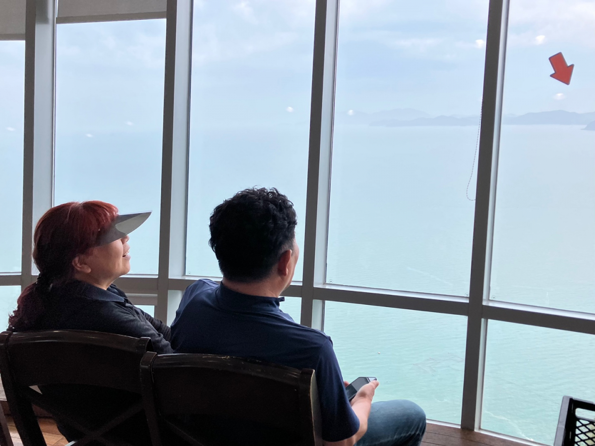 ▲24일 고흥 우주발사전망대 7층 카페를 찾은 김희숙씨와 최일규씨가 창밖을 보고 있다. (임유진 기자 newjean@)