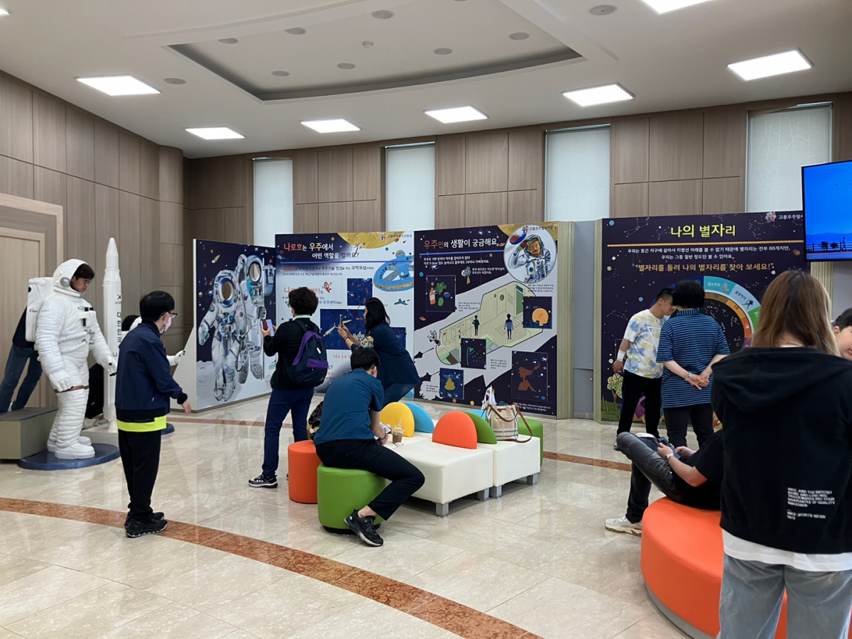 ▲24일 시민들이 고흥 우주발사전망대 2층 우주도서관을 구경하고 있다. (임유진 기자 newjean@)