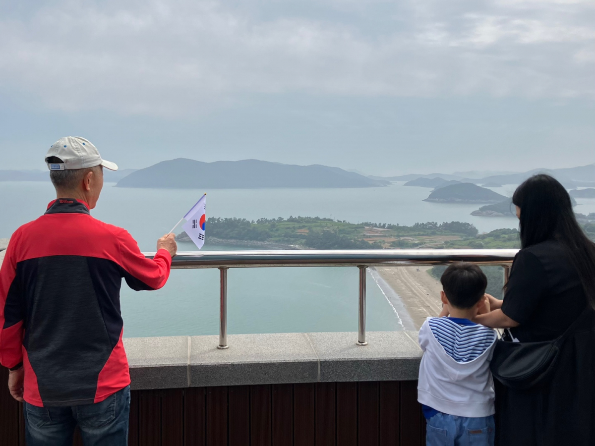 ▲24일 고흥 우주발사대를 찾은 배정환씨(사진 왼쪽) 발사 지점을 바라보고 있다. (임유진 기자 newjean@)