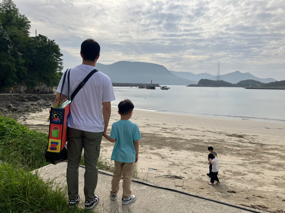 ▲24일 고흥 우주발사전망대 근처인 전라남도 낭도방파제에서 누리호 발사를 기다리던 박동혁씨(사진 왼쪽) 부자는 발사가 취소되자 텅 빈 하늘을 바라보고 있다. (임유진 기자 newjean@)