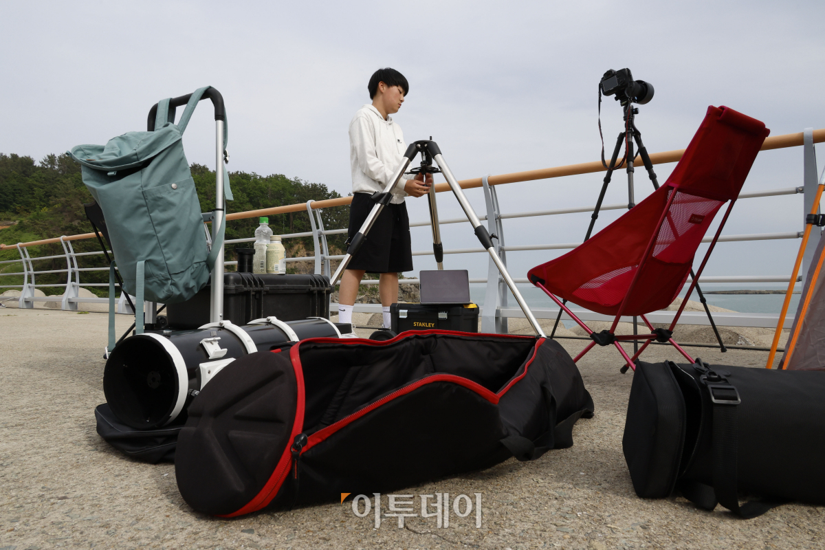 ▲'한국형 발사체' 누리호(KSLV-Ⅱ)의 3차 발사가 기술적 결함으로 연기된 24일 전남 여수시 낭도에서 관람객들이 짐 정리를 하고 있다. 과학기술정보통신부는 누리호의 3차 발사 준비 과정 중 저온 헬륨벨브 제어 과정에서 통신 이상이 발생해 3차 발사를 취소한다고 밝혔다. 조현호 기자 hyunho@