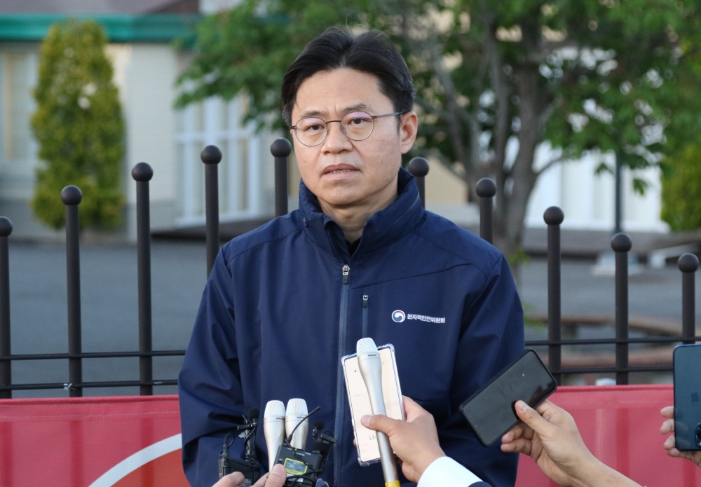 ▲일본 후쿠시마 원전 오염수 시찰단장인 유국희 원자력안전위원장이 24일 오후 후쿠시마 제1원전 현장 시찰을 마치고 후쿠시마현 후타바군 도쿄전력 폐로자료관에 돌아와 취재진에 점검 결과를 설명하고 있다. (연합뉴스)