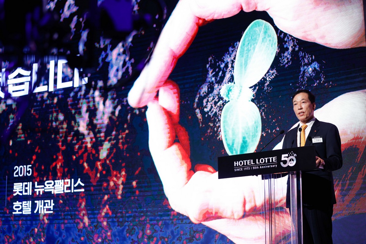 ▲이완신 롯데호텔군HQ 총괄대표가 24일 롯데호텔 월드에서 열린 ‘호텔롯데 법인 창립 50주년’ 행사에서 ‘Expand Your Experience’ 비전을 발표하고 있다. (사진제공=호텔롯데)