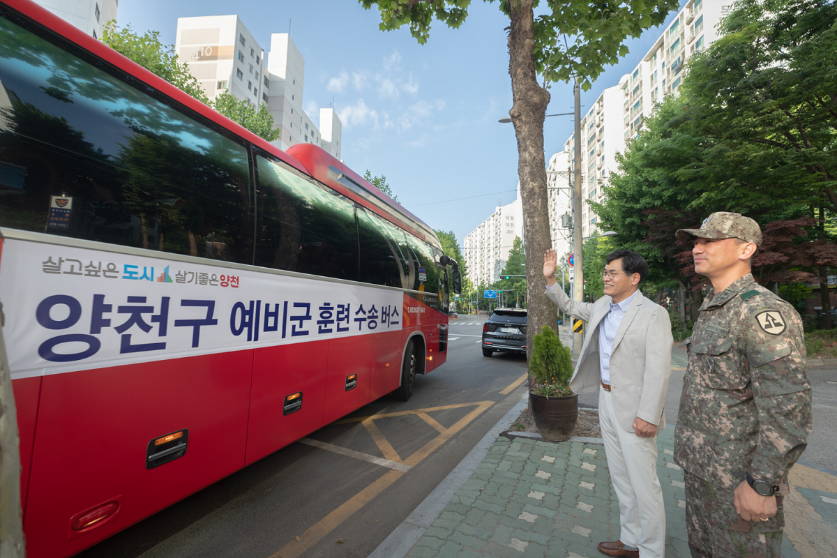 ▲이기재 양천구청장이 25일 새벽 예비군 수송버스 탑승현장을 찾아 예비군을 배웅 중이다. (자료제공=양천구)