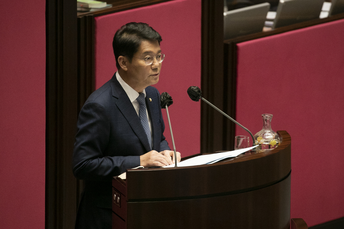 ▲[서울=뉴시스] 김선웅 기자 = 김수흥 더불어민주당 의원이 21일 오후 서울 여의도 국회 본회의장에서 열린 제400회 국회(정기회) 제5차 본회의 대정부 질문(경제분야)에서 한덕수 국무총리에게 질문을 하고 있다. (공동취재사진) 2022.09.21. photo@newsis.com