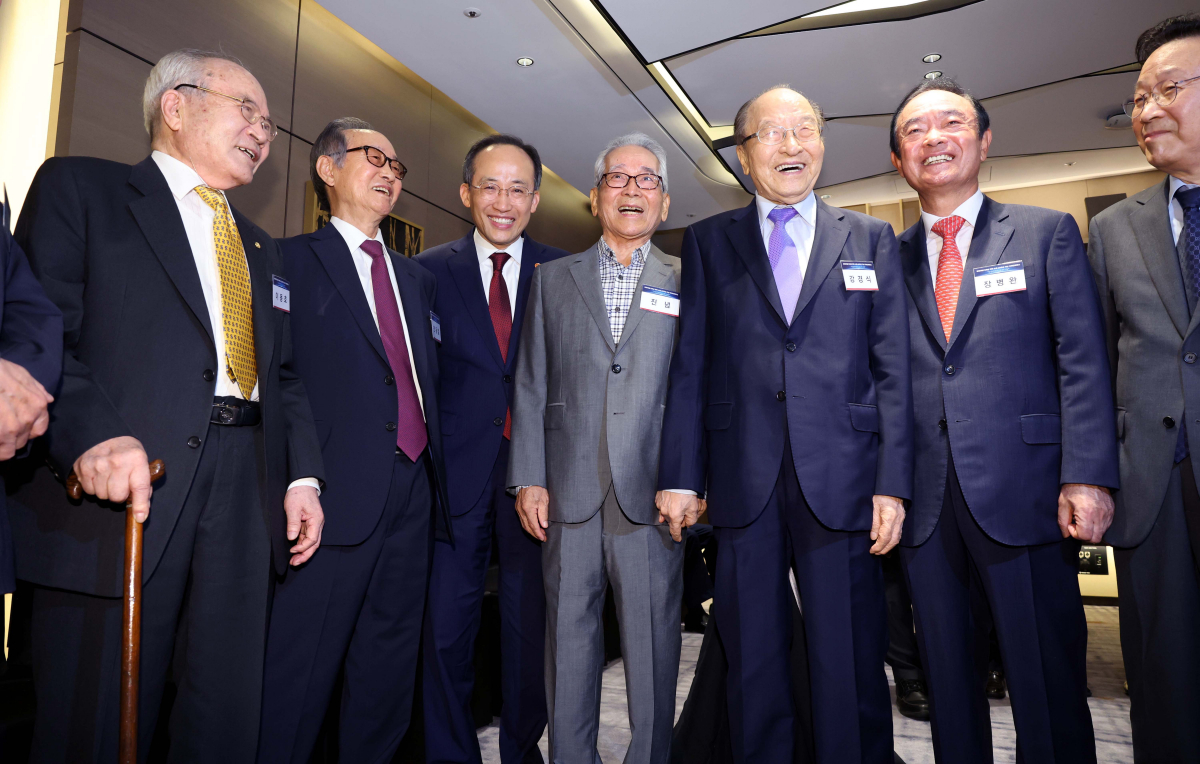 ▲25일 서울 여의도 페어몬트 앰배서더 서울에서 열린 ‘경제개발 5개년 계획 수립 60주년 기념 국제 컨퍼런스’에 앞서 추경호 부총리 겸 기획재정부 장관이 전직 경제 관련 부처장 등 참석자들과 환담하고 있다. 신태현 기자 holjjak@