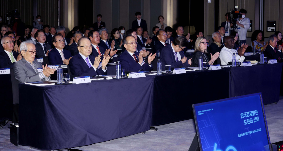 ▲25일 서울 여의도 페어몬트 앰배서더 서울에서 열린 ‘경제개발 5개년 계획 수립 60주년 기념 국제 컨퍼런스’에 참석한 추경호 부총리 겸 기획재정부 장관이 전직 경제 관련 부처장 등과 박수치고 있다. 신태현 기자 holjjak@