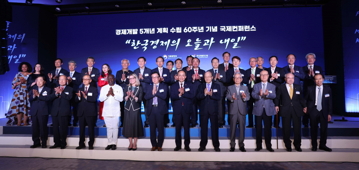 ▲25일 서울 여의도 페어몬트 앰배서더 서울에서 열린 ‘경제개발 5개년 계획 수립 60주년 기념 국제 컨퍼런스’에 참석한 추경호 부총리 겸 기획재정부 장관이 전직 경제 관련 부처장 등 참석자들과 기념촬영을 하고 있다. 신태현 기자 holjjak@
