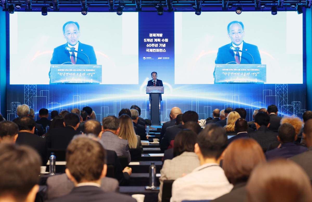 ▲추경호 부총리 겸 기획재정부 장관이 25일 서울 여의도 페어몬트 앰배서더 서울에서 열린 ‘경제개발 5개년 계획 수립 60주년 기념 국제 컨퍼런스’에서 개회사를 하고있다. 신태현 기자 holjjak@