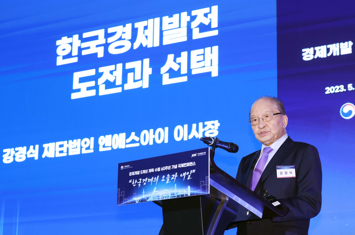 ▲강경식 전 부총리가 25일 서울 여의도 페어몬트 앰배서더 서울에서 열린 ‘경제개발 5개년 계획 수립 60주년 기념 국제 컨퍼런스’에서 기조발제를 하고있다. 신태현 기자 holjjak@