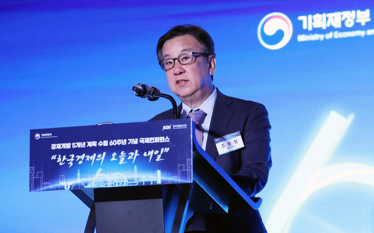 ▲조동철 KDI 원장이 25일 서울 여의도 페어몬트 앰배서더 서울에서 열린 ‘경제개발 5개년 계획 수립 60주년 기념 국제 컨퍼런스’에서 환영사를 하고있다. 신태현 기자 holjjak@