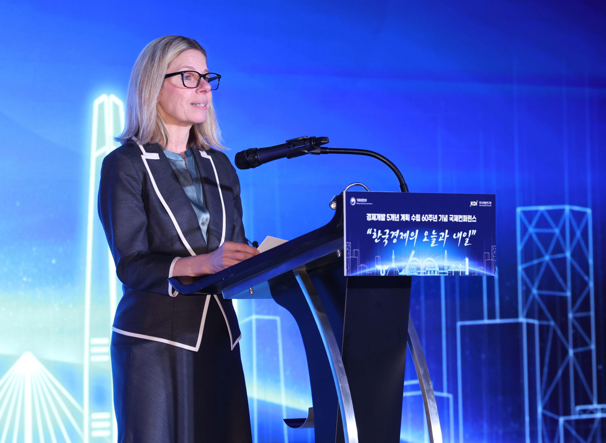 ▲안나 비예르데 WB 사무총장이 25일 서울 여의도 페어몬트 앰배서더 서울에서 열린 ‘경제개발 5개년 계획 수립 60주년 기념 국제 컨퍼런스’에서 축사를 하고있다. 신태현 기자 holjjak@