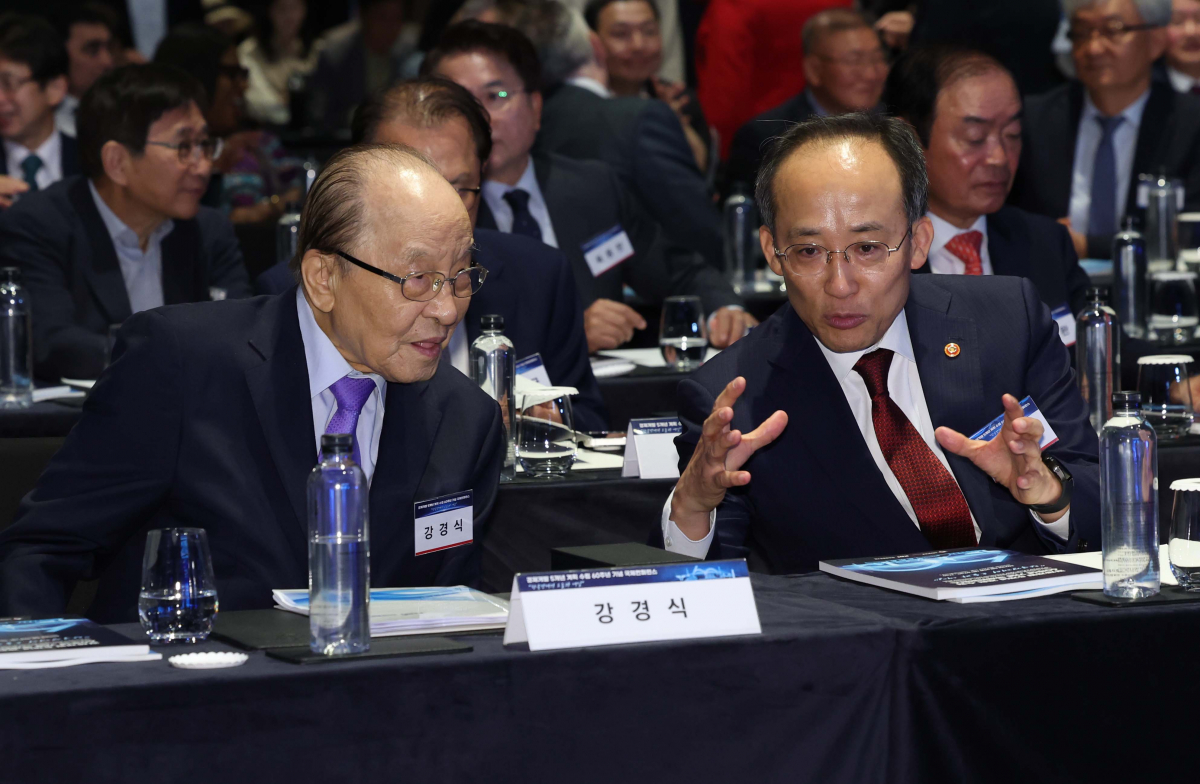 ▲추경호(오른쪽) 부총리 겸 기획재정부 장관과 강경식 전 부총리가 25일 서울 여의도 페어몬트 앰배서더 서울에서 열린 ‘경제개발 5개년 계획 수립 60주년 기념 국제 컨퍼런스’에서 대화하고 있다. 신태현 기자 holjjak@