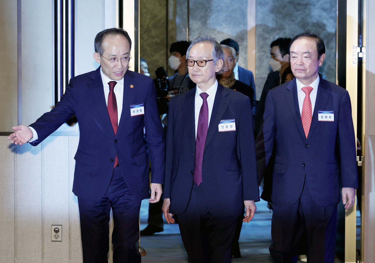 ▲추경호(왼쪽부터) 부총리 겸 기획재정부 장관과 전윤철 전 기획예산처 장관, 장병완 전 기획예산처 장관이 25일 서울 여의도 페어몬트 앰배서더 서울에서 열린 ‘경제개발 5개년 계획 수립 60주년 기념 국제 컨퍼런스’에 참석하고 있다. 신태현 기자 holjjak@