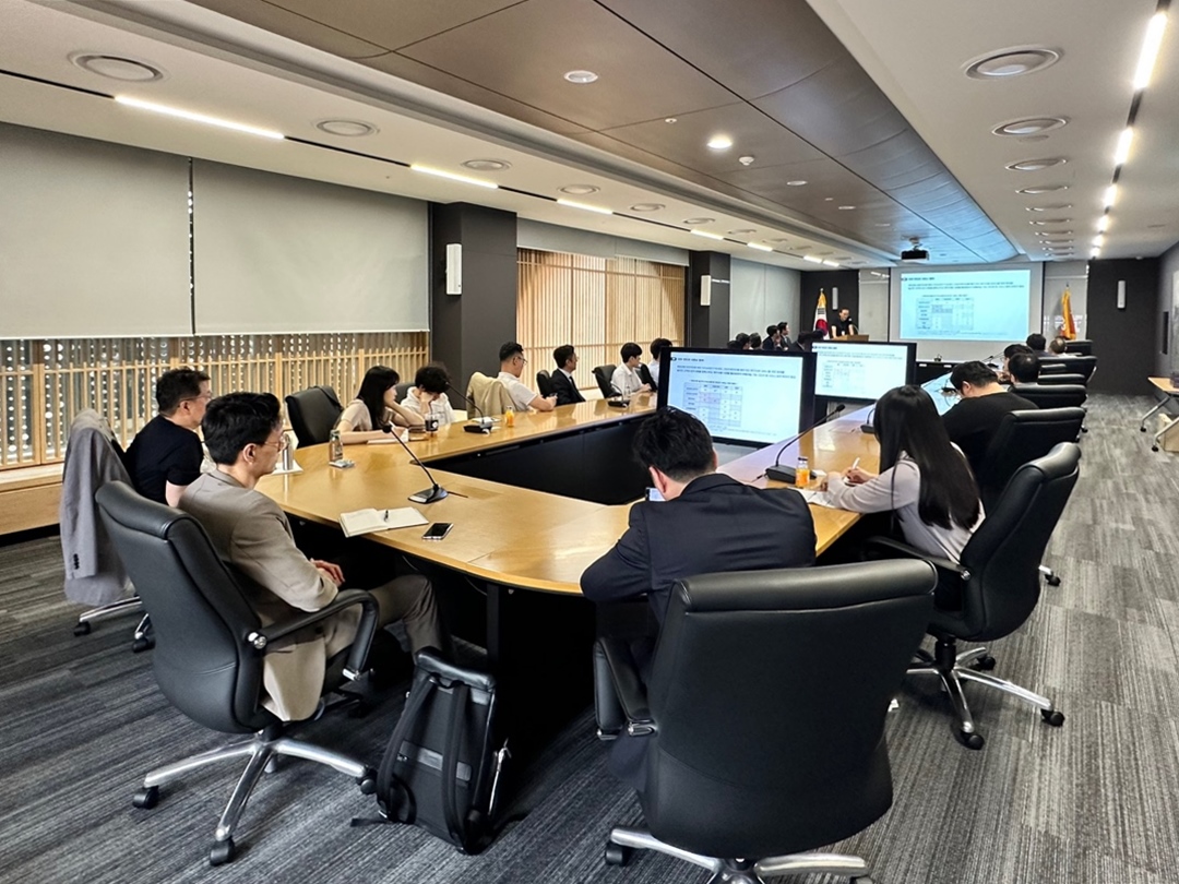 ▲지난 24일 코스콤 본사에서 열린 ‘플랫폼 서비스 확대 및 자문업 활성화를 위한 설명회'에서 주하늘 코스콤 과장이 투자자문사 임직원을 대상으로 자사가 운영 중인 통합자문플랫폼 ‘펀도라(Fundora)'의 서비스 확대 내용을 소개하고, 자문업 활성화를 위한 설명을 진행하고 있다.