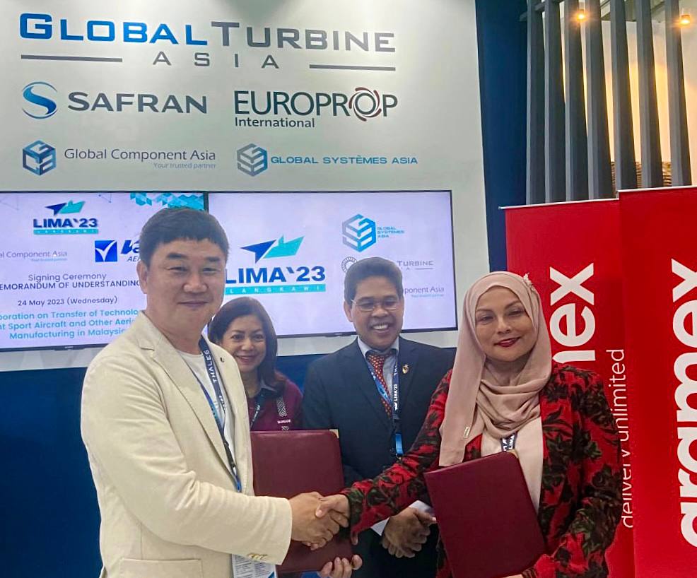 ▲서기만  베셀에어로스페이스 회장(사진 왼쪽 첫번째)과 다토 노니 아시린 bt. 다토 모드 라지 글로벌 컴퍼넌트 아시아 회장(오른쪽 첫번째)이 업무협약식 후 악수를 하고 있다.(베셀 제공)