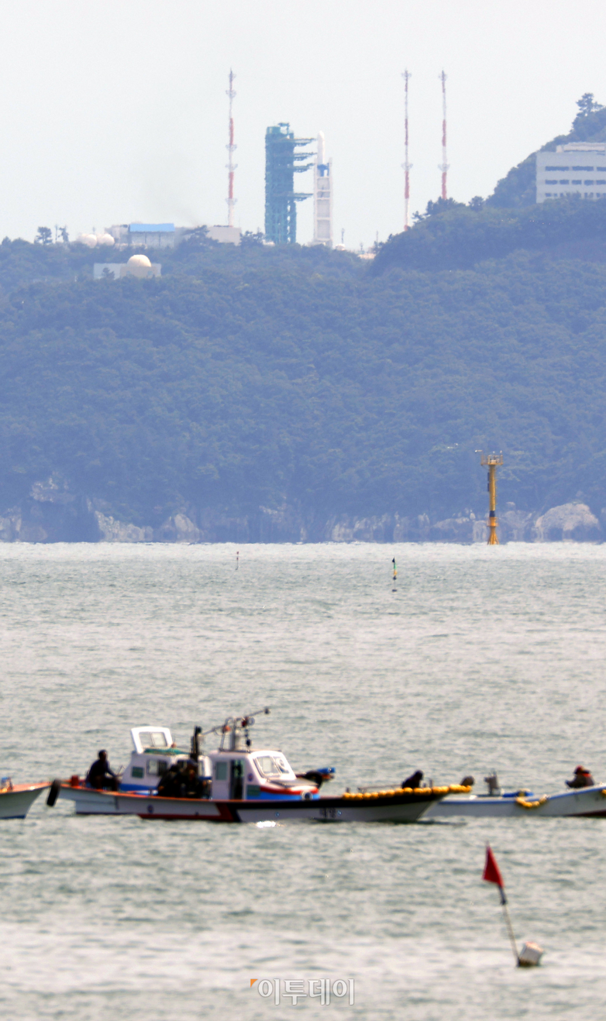 ▲25일 오후 전남 고흥군 나로우주센터에 한국형 발사체 누리호(KSLV-Ⅱ)가 기립해 있다. 과학기술정보통신부와 항공우주연구원은 이날 발사관리위원회를 열고 컴퓨터 통신 문제가 해결되어 이날 오후 6시 24분에 발사하기로 결정했다. 조현호 기자 hyunho@