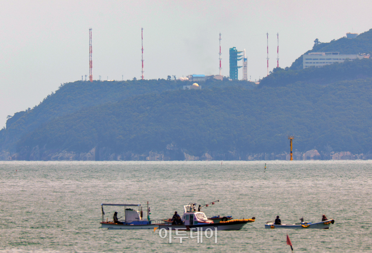 ▲25일 오후 전남 고흥군 나로우주센터에 한국형 발사체 누리호(KSLV-Ⅱ)가 기립해 있다. 과학기술정보통신부와 항공우주연구원은 이날 발사관리위원회를 열고 컴퓨터 통신 문제가 해결되어 이날 오후 6시 24분에 발사하기로 결정했다. 조현호 기자 hyunho@