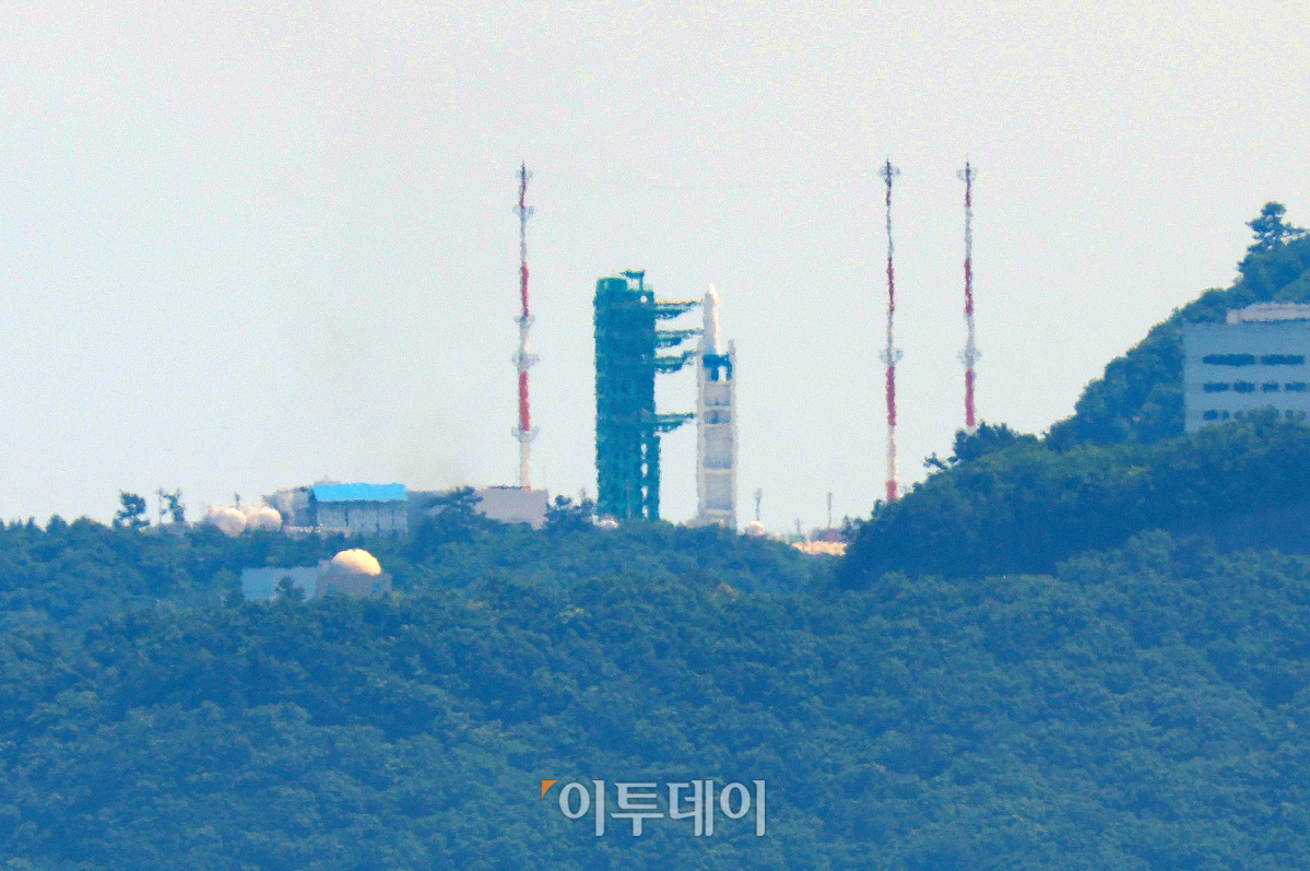▲25일 오후 전남 고흥군 나로우주센터에 한국형 발사체 누리호(KSLV-Ⅱ)가 기립해 있다. 과학기술정보통신부와 항공우주연구원은 이날 발사관리위원회를 열고 컴퓨터 통신 문제가 해결되어 이날 오후 6시 24분에 발사하기로 결정했다. 조현호 기자 hyunho@