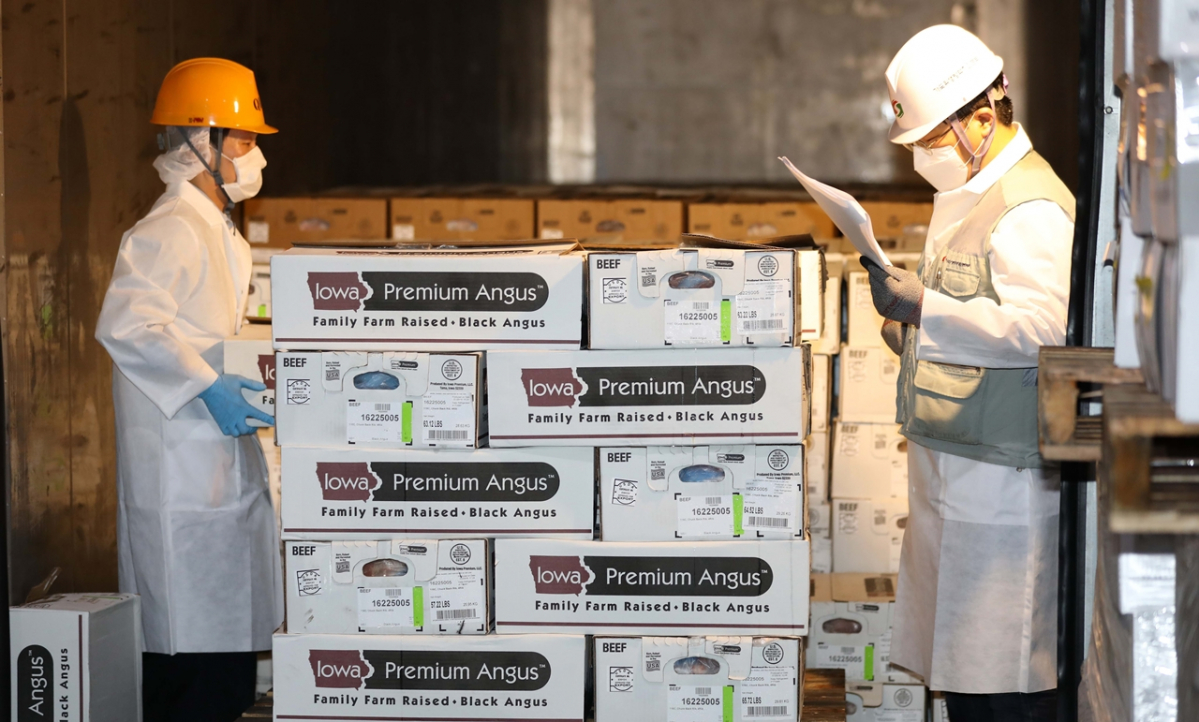 ▲농림축산검역본부 관계자들이 미국산 쇠고기에 대한 검역 작업을 하고 있다.  (뉴시스)