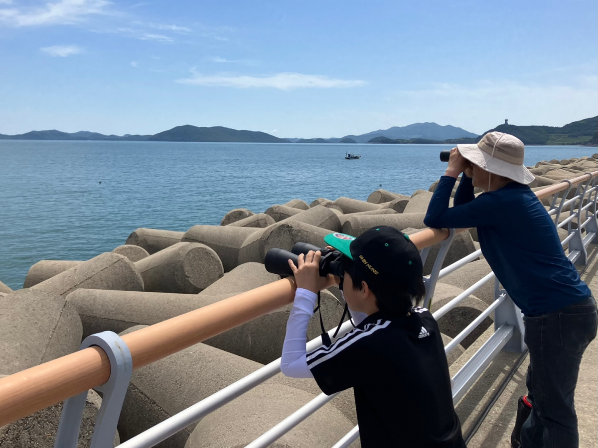 ▲24일 박주완(사진 왼쪽) 어린이가 아빠와 누리호 3차 발사를 보기 위해 전라남도 낭도방파제를 찾았다. (임유진 기자 newjean@)